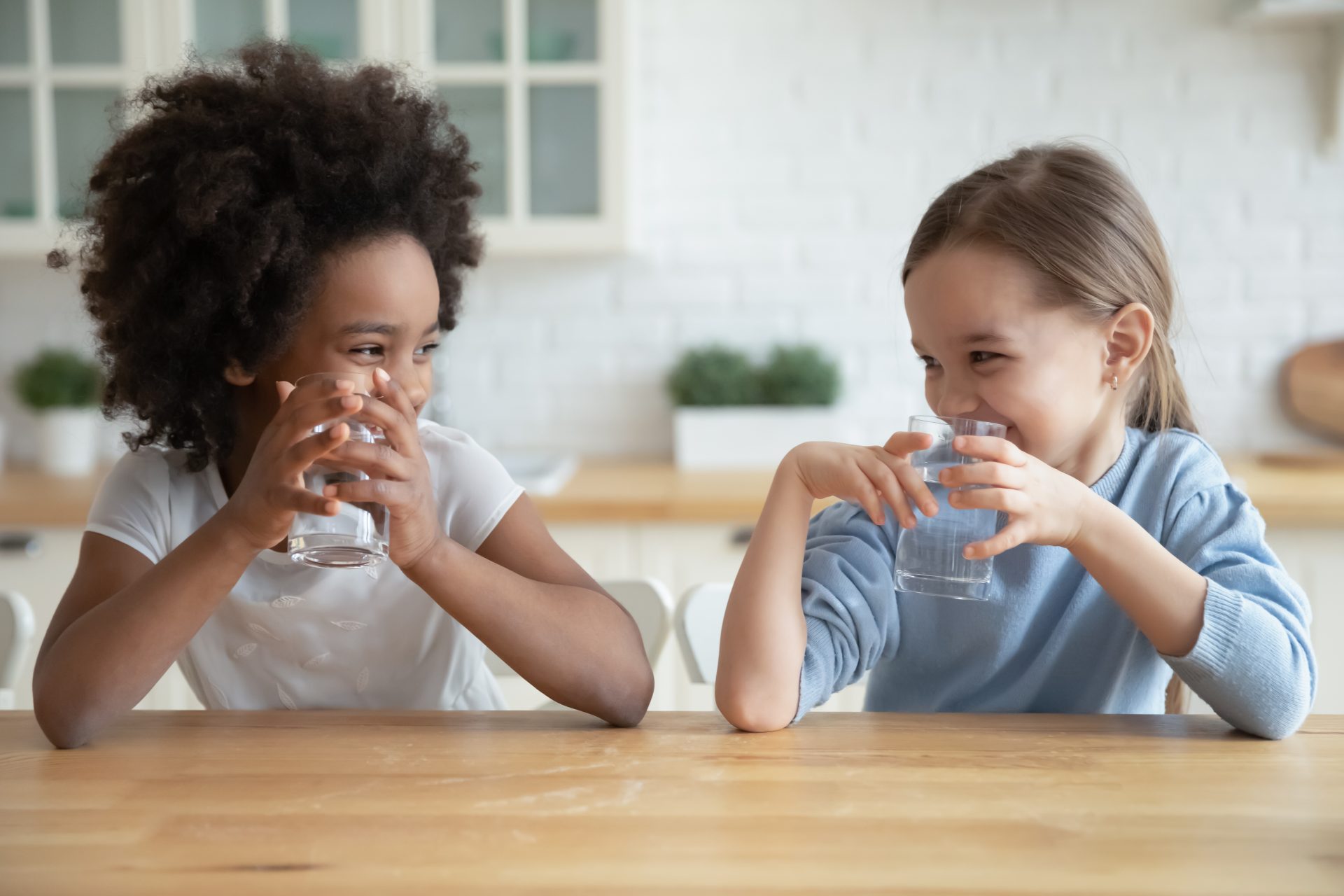 5 Tips om kids voldoende water te laten drinken in de zomer
