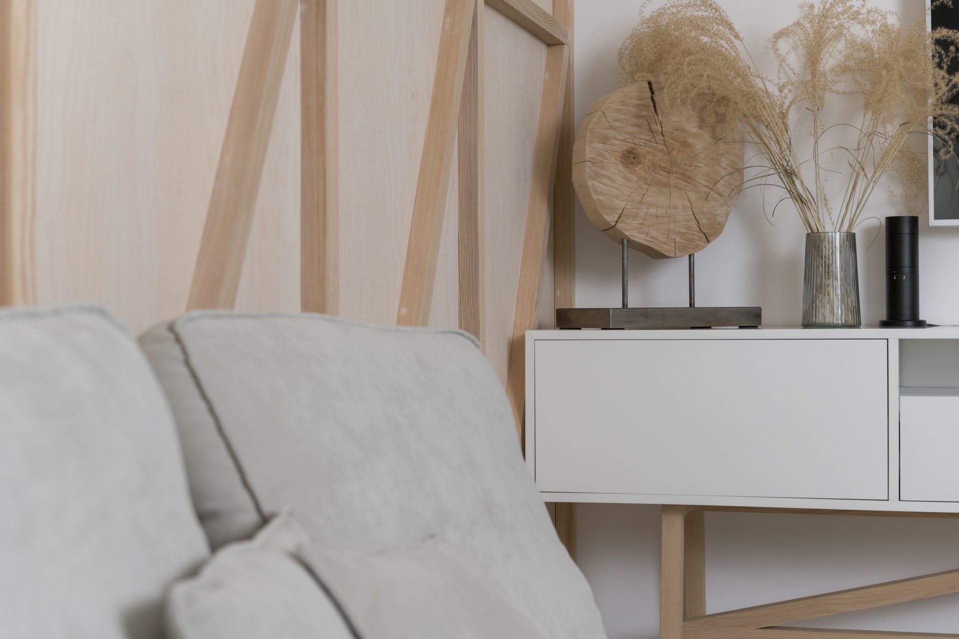 Hoe creëer je een minimalistische woonkamer die toch warmte uitstraalt?