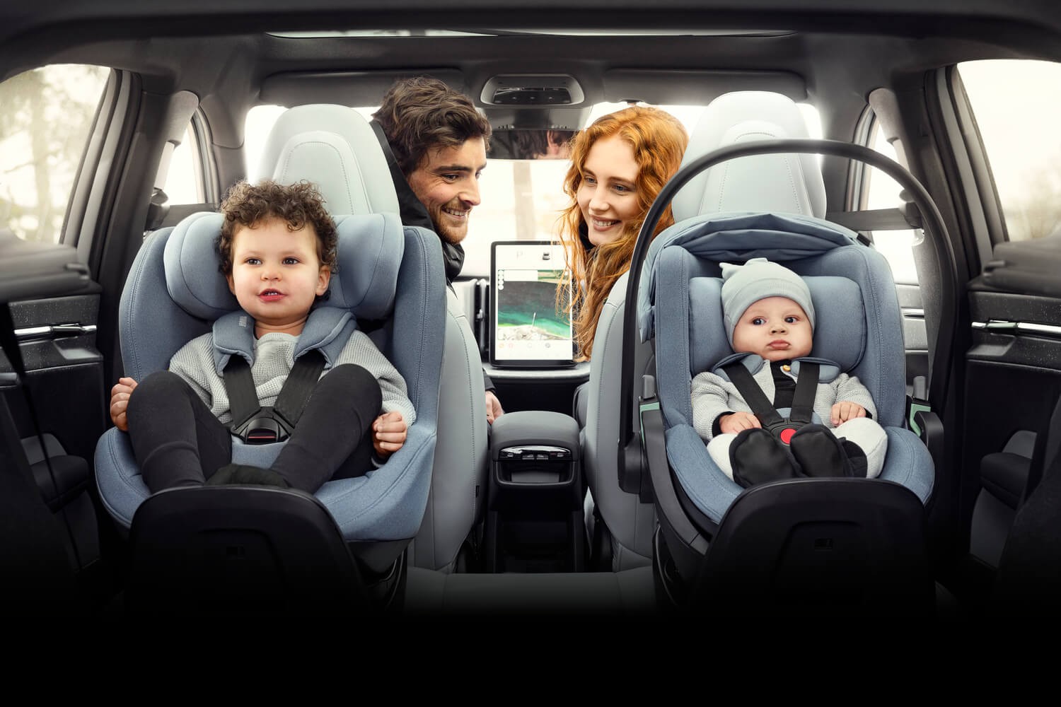 Thule Elm RWF autostoel geïnstalleerd in auto met peuter – testwinnaar 2025
