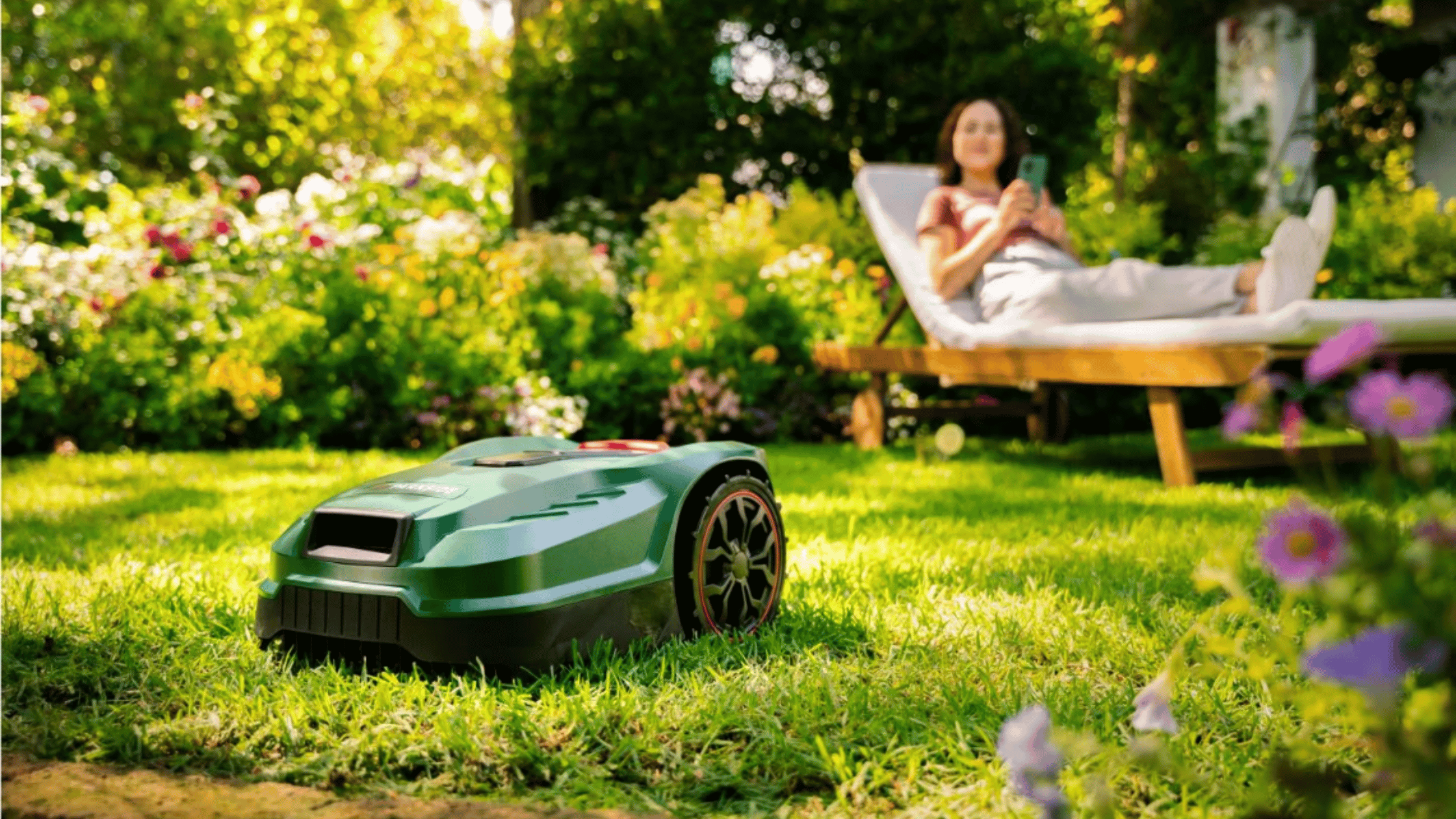 PARKSIDE robotmaaier in een kleine tuin met strak gemaaid gras