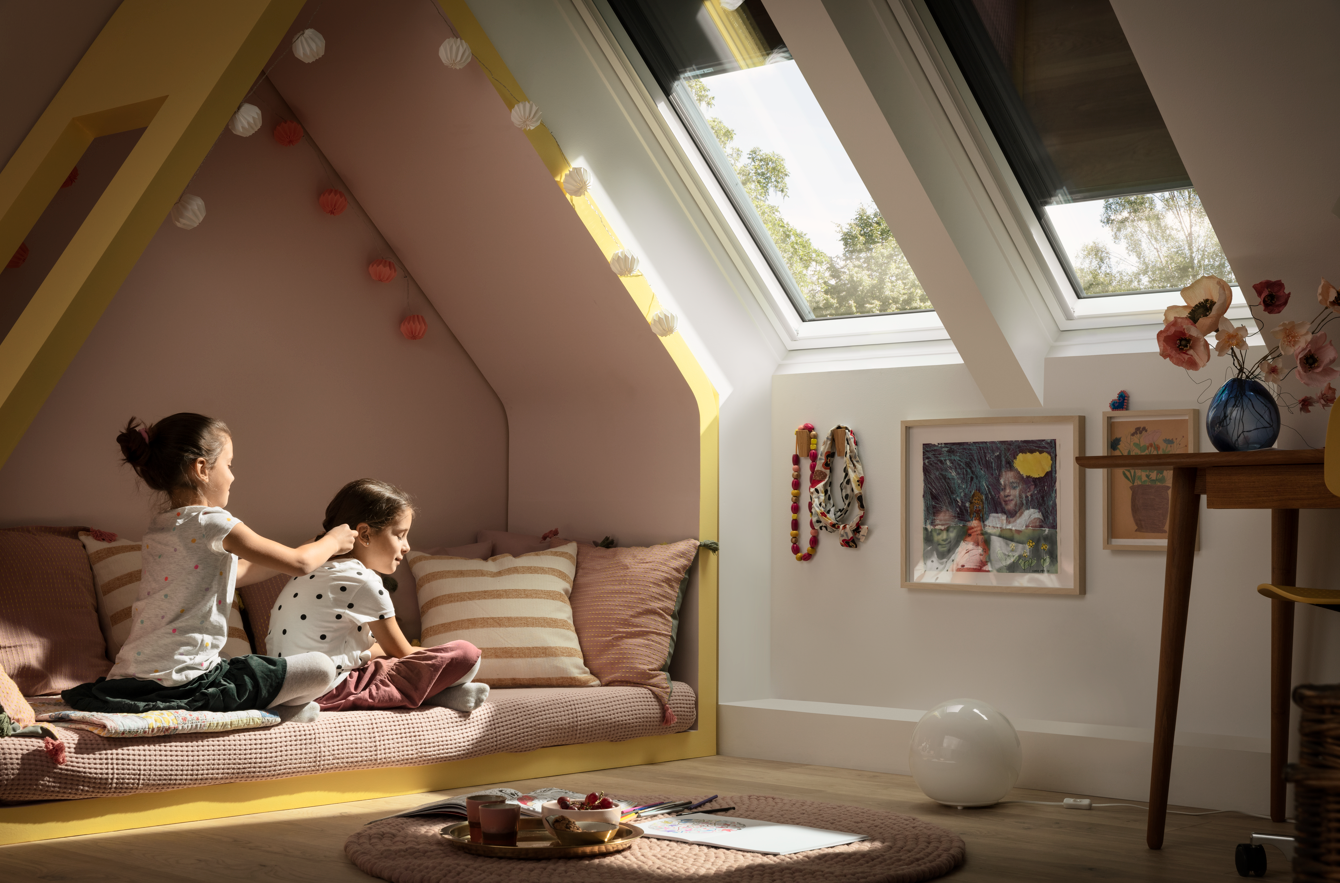 Baby ligt rustig in de schaduw met hoedje op tijdens een zomerse dag