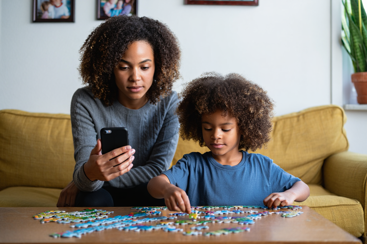 moeder en kind met tablet waarop educatieve apps staan