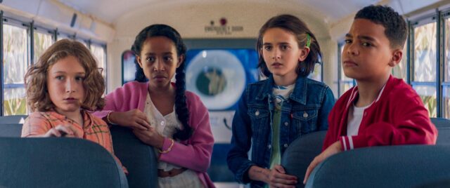 film Sketch zomervakantie tip met gezin en kleurrijke chaos