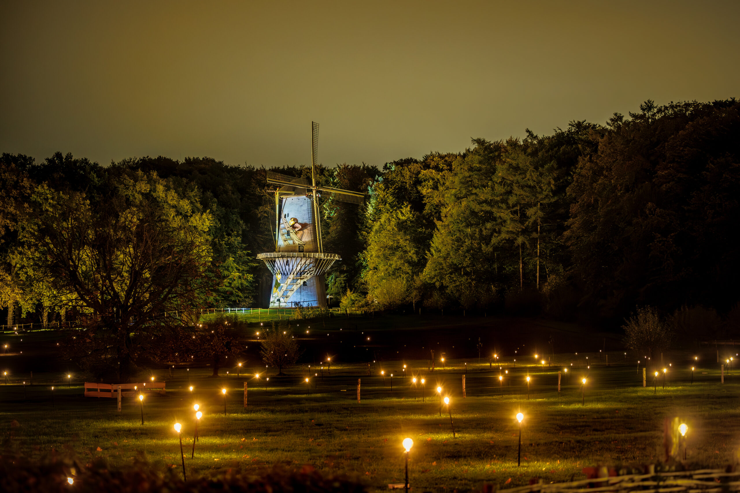 Verlichte huisjes tijdens de avondwandeling Uitgelicht in het Openluchtmuseum