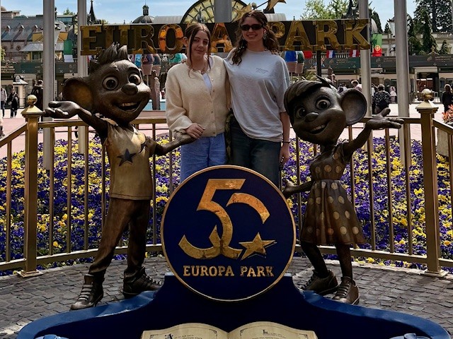 Familie in een achtbaan tijdens het jubileumjaar van Europa-Park