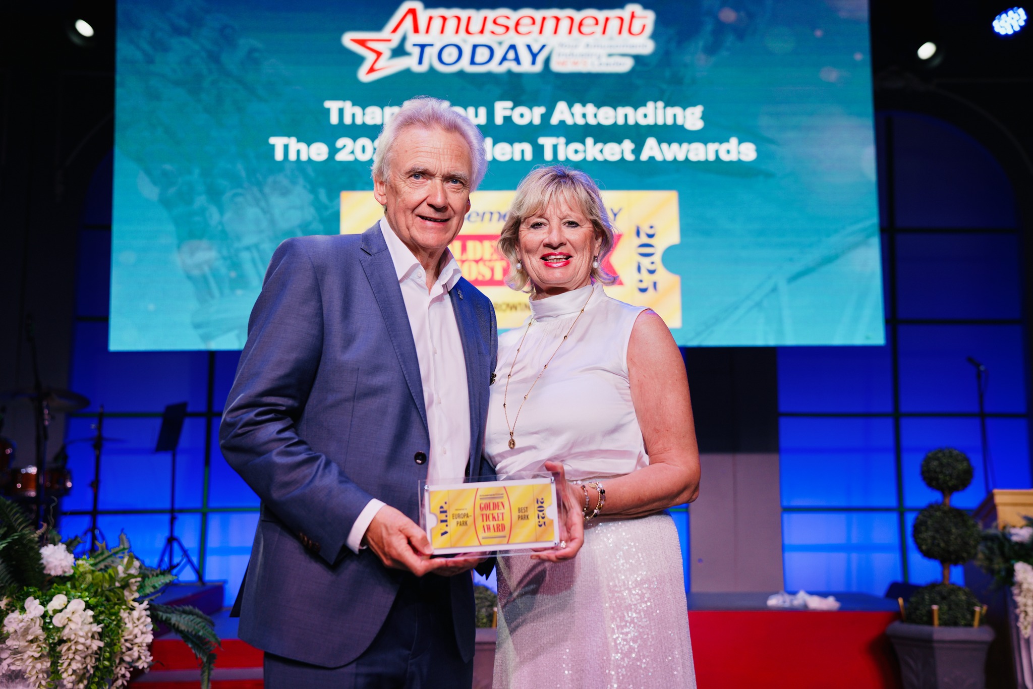 Jürgen en Mauritia Mack namen de Golden Ticket Award in ontvangst voor Europa-Park als beste park ter wereld.