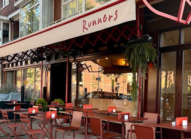 Brasserie Runners in Den Haag met warme sfeer en open keuken