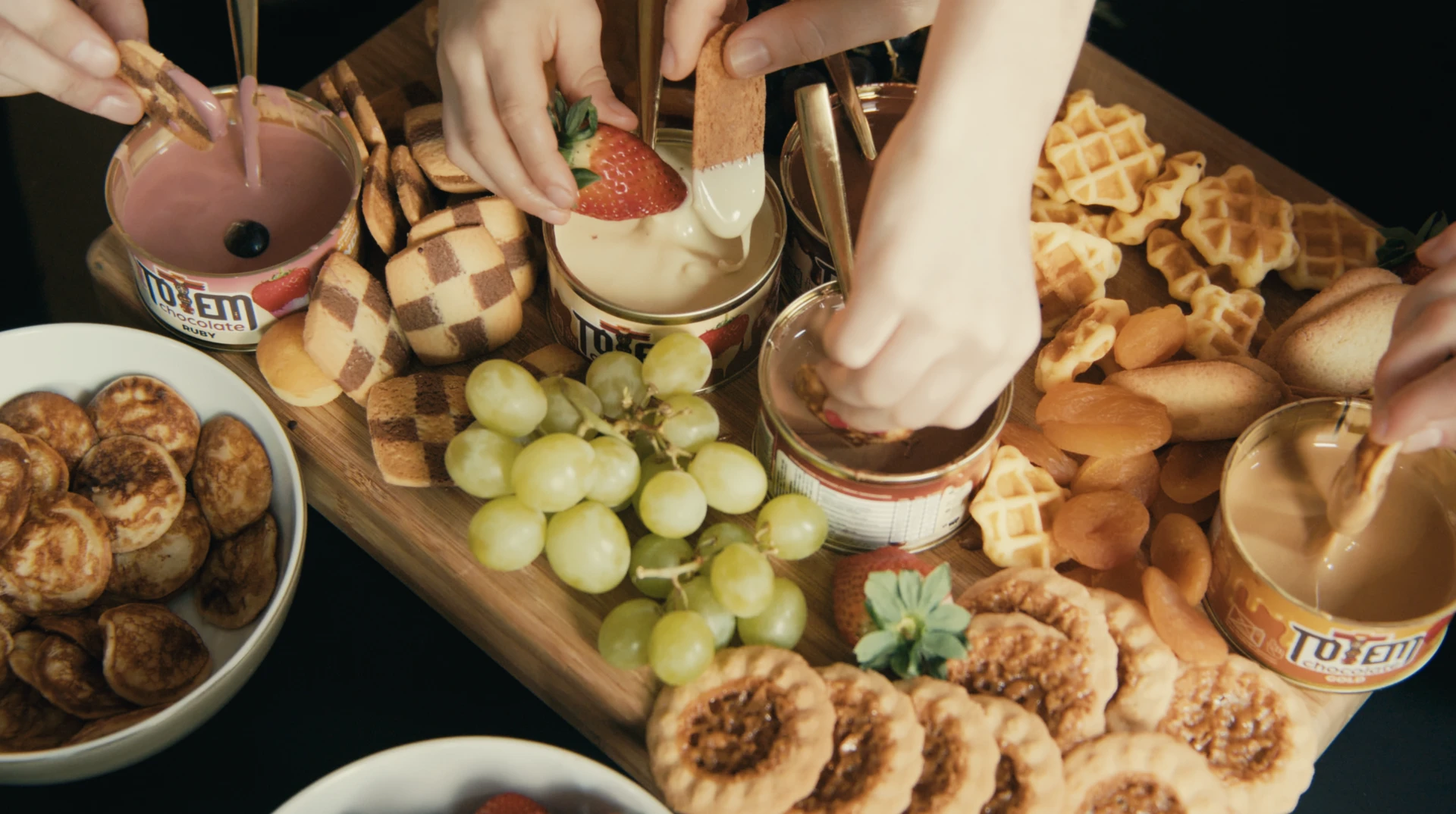 Chocoladefondue van Peter Messely in blik, geserveerd met fruit en marshmallows