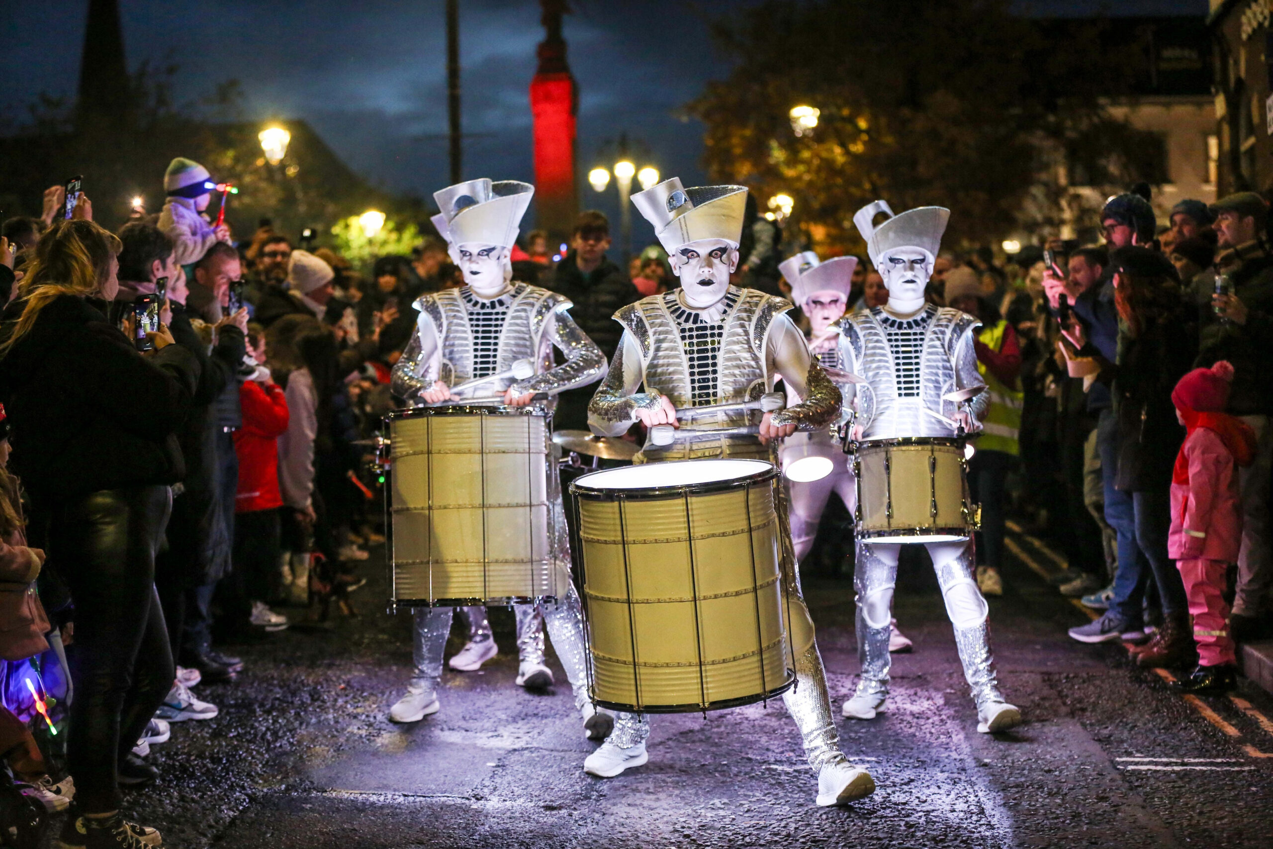 Halloween parade tijdens Derry Halloween festival in Ierland