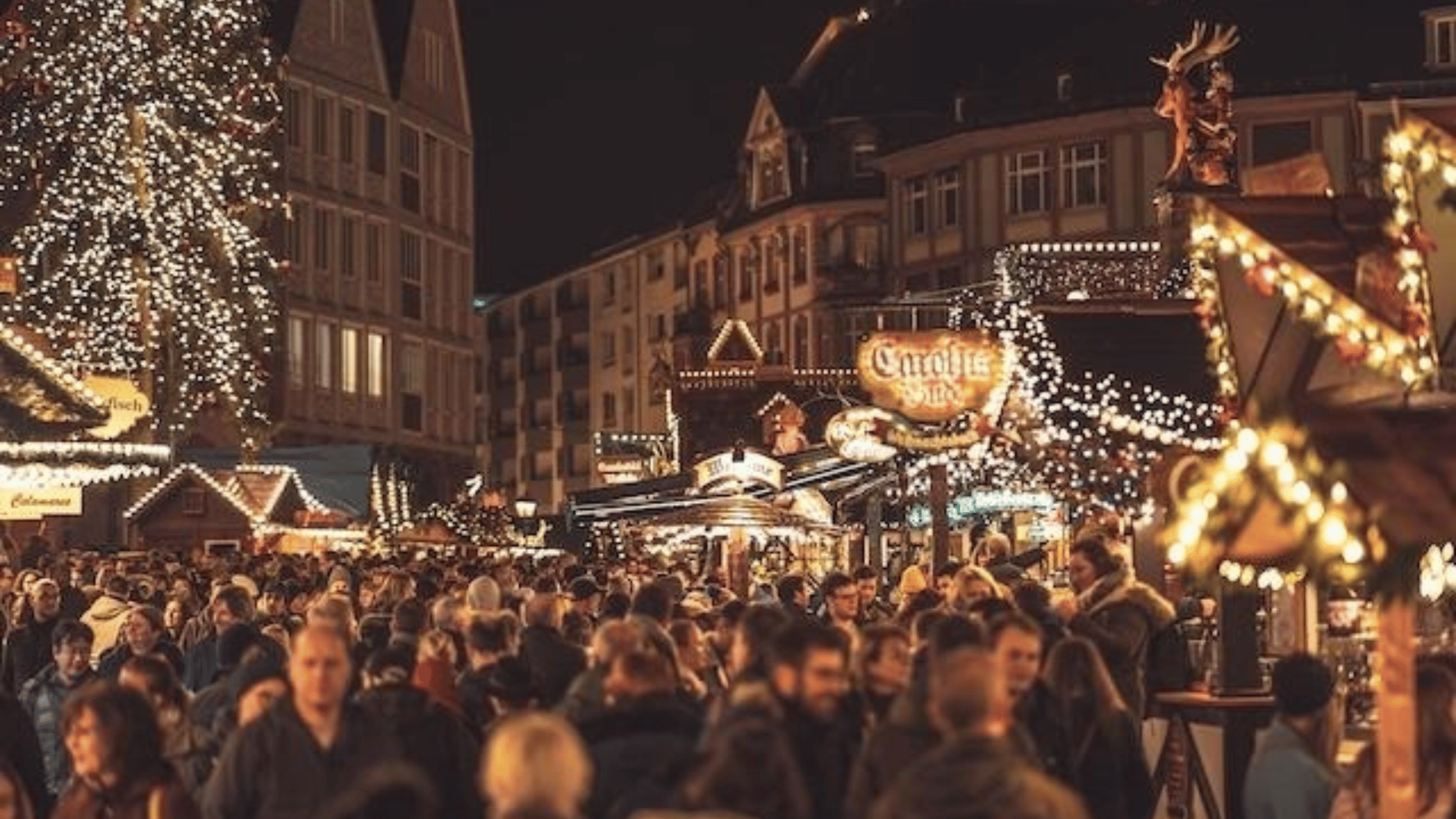sfeervolle kerstmarkt met lichtjes, kraampjes en warme chocolademelk