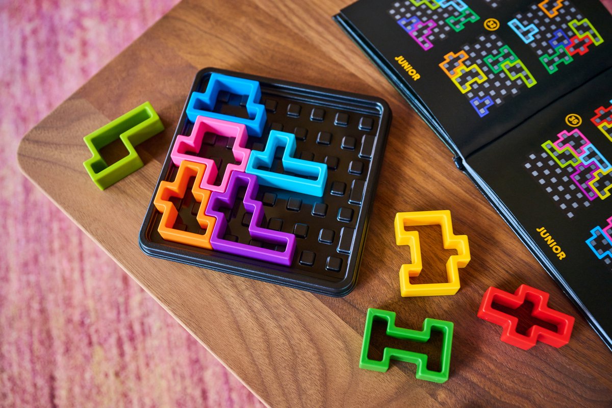 Close-up van de IQ Square puzzel van SmartGames met kleurrijke holle puzzelstukken