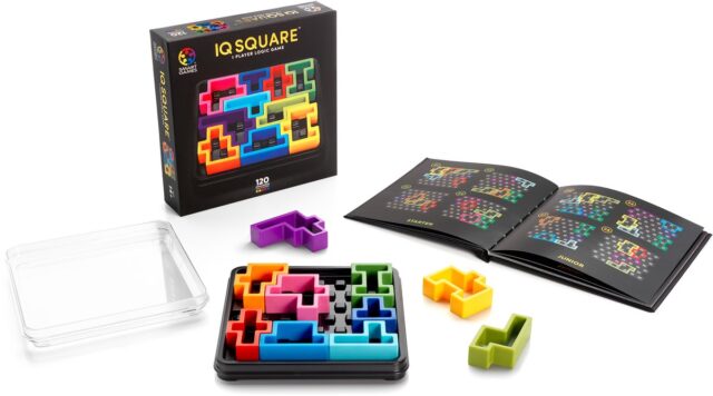 IQ Square puzzel van SmartGames met kleurrijke holle puzzelstukken