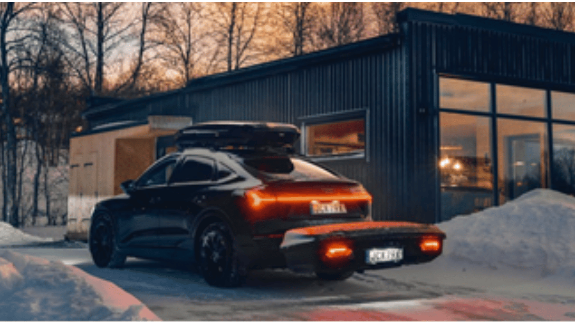 Elektrische auto met Thule Arcos XL trekhaakkoffer