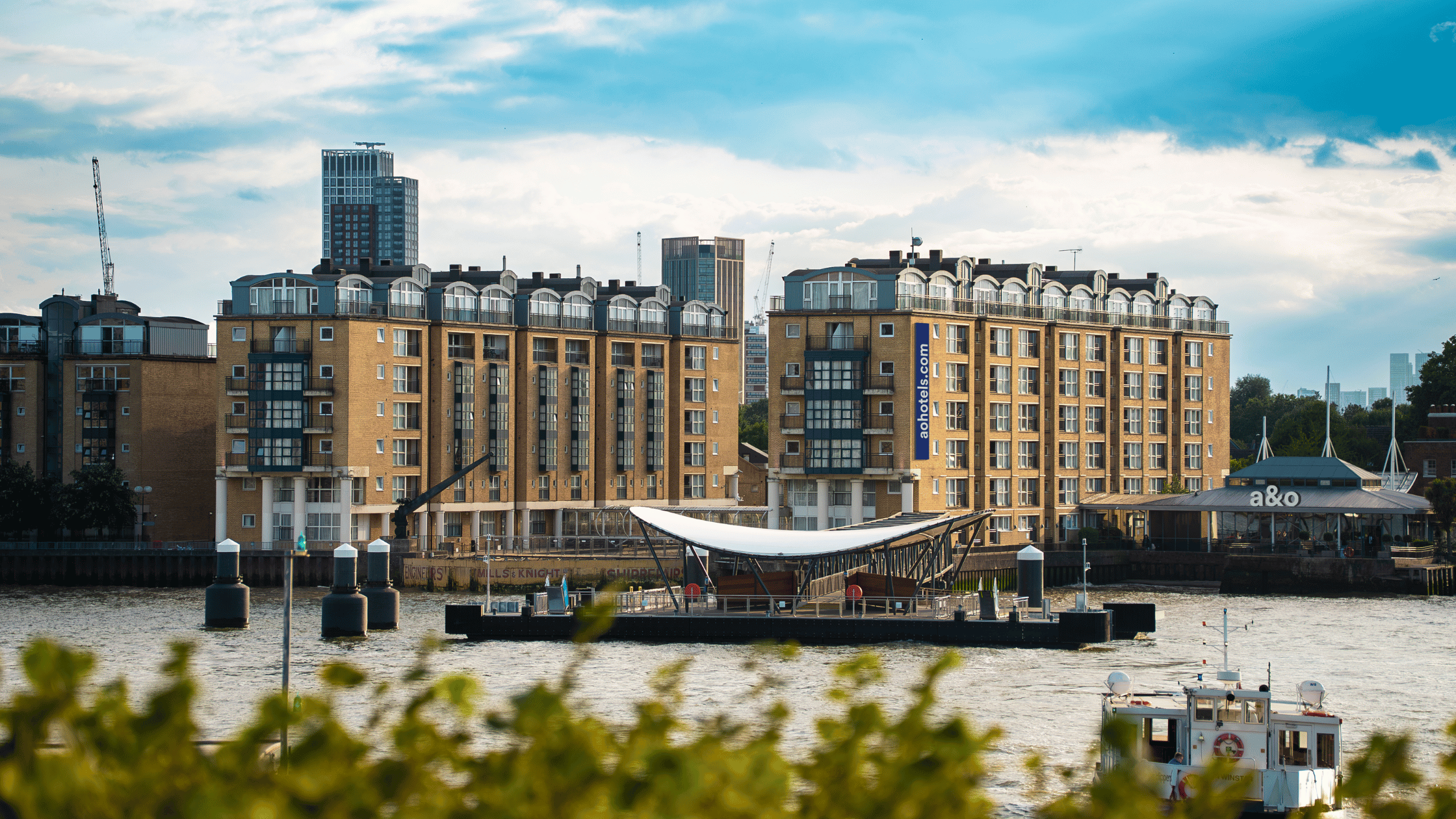 uitzicht op de Theems vanaf het nieuwe a&o London Docklands Riverside hotel