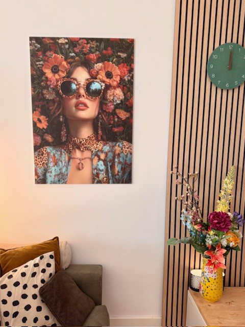 Vilt schilderij aan de muur in woonkamer