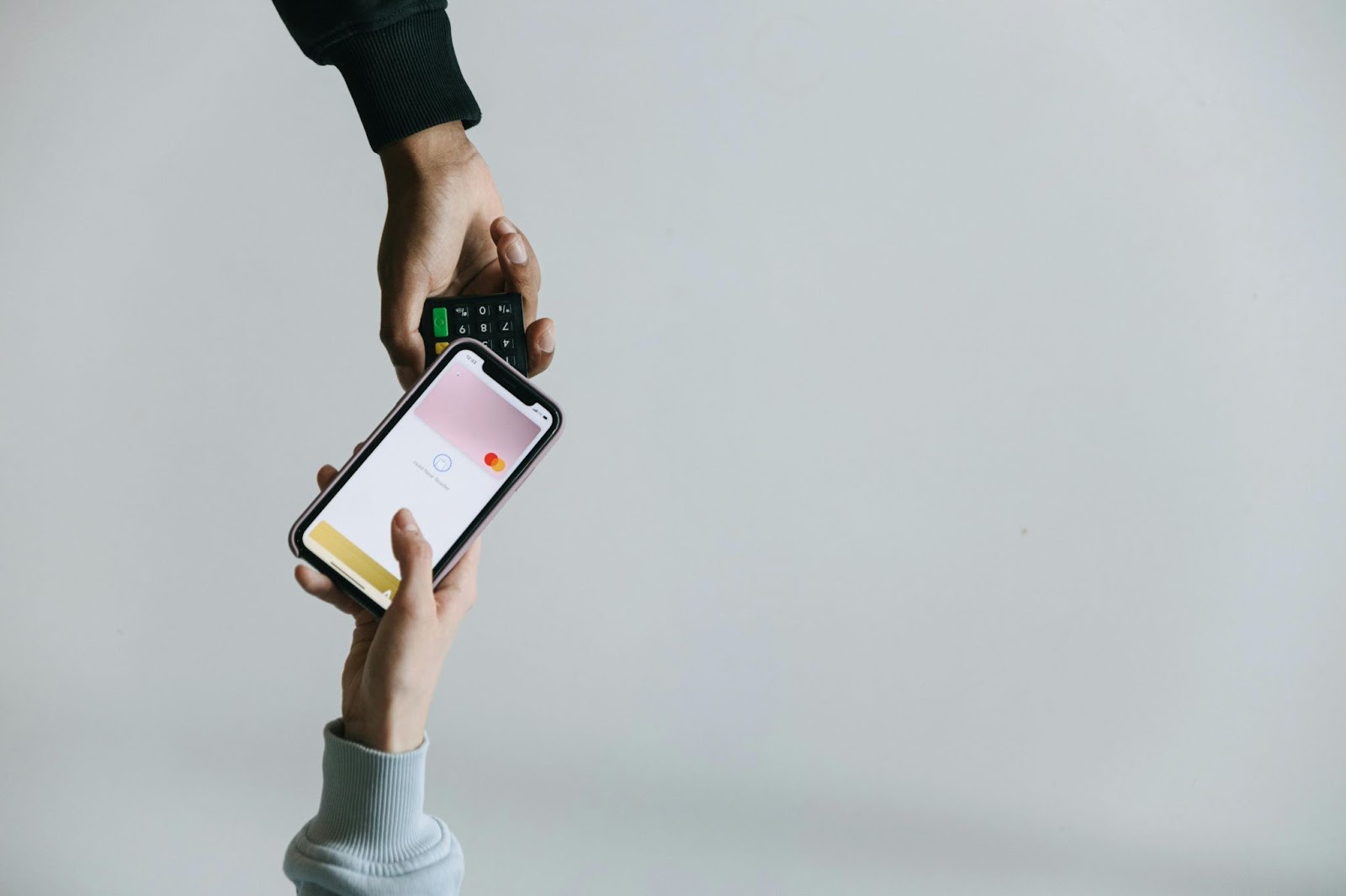 Smartphone waarmee een klant direct een betaling uitvoert