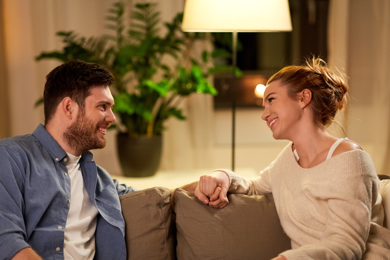 Stel dat gezellig samen een korte date night thuis houdt op de bank