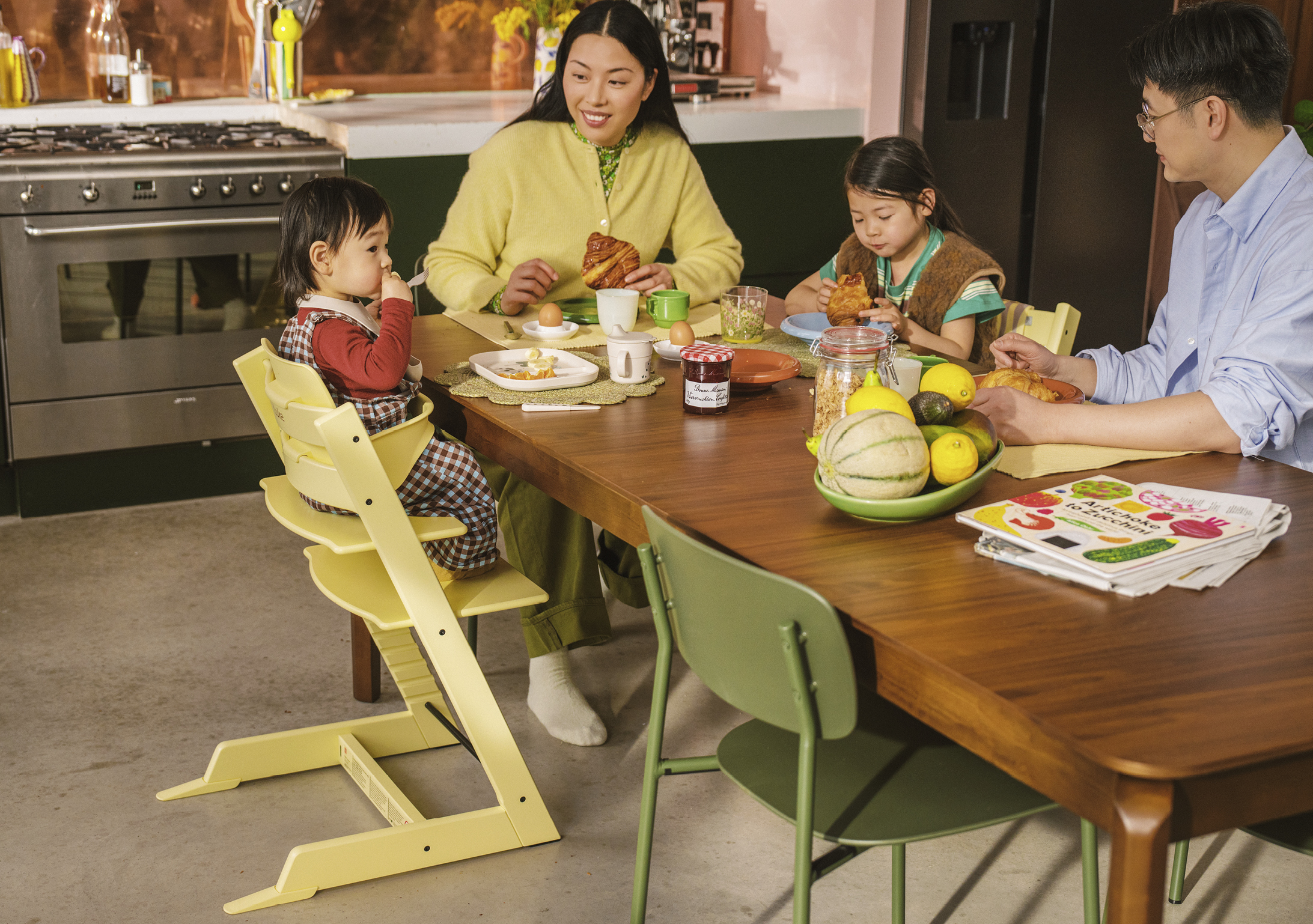 Stokke Tripp Trapp Lemon Yellow meegroeistoel in zachte gele kleur aan de eettafel