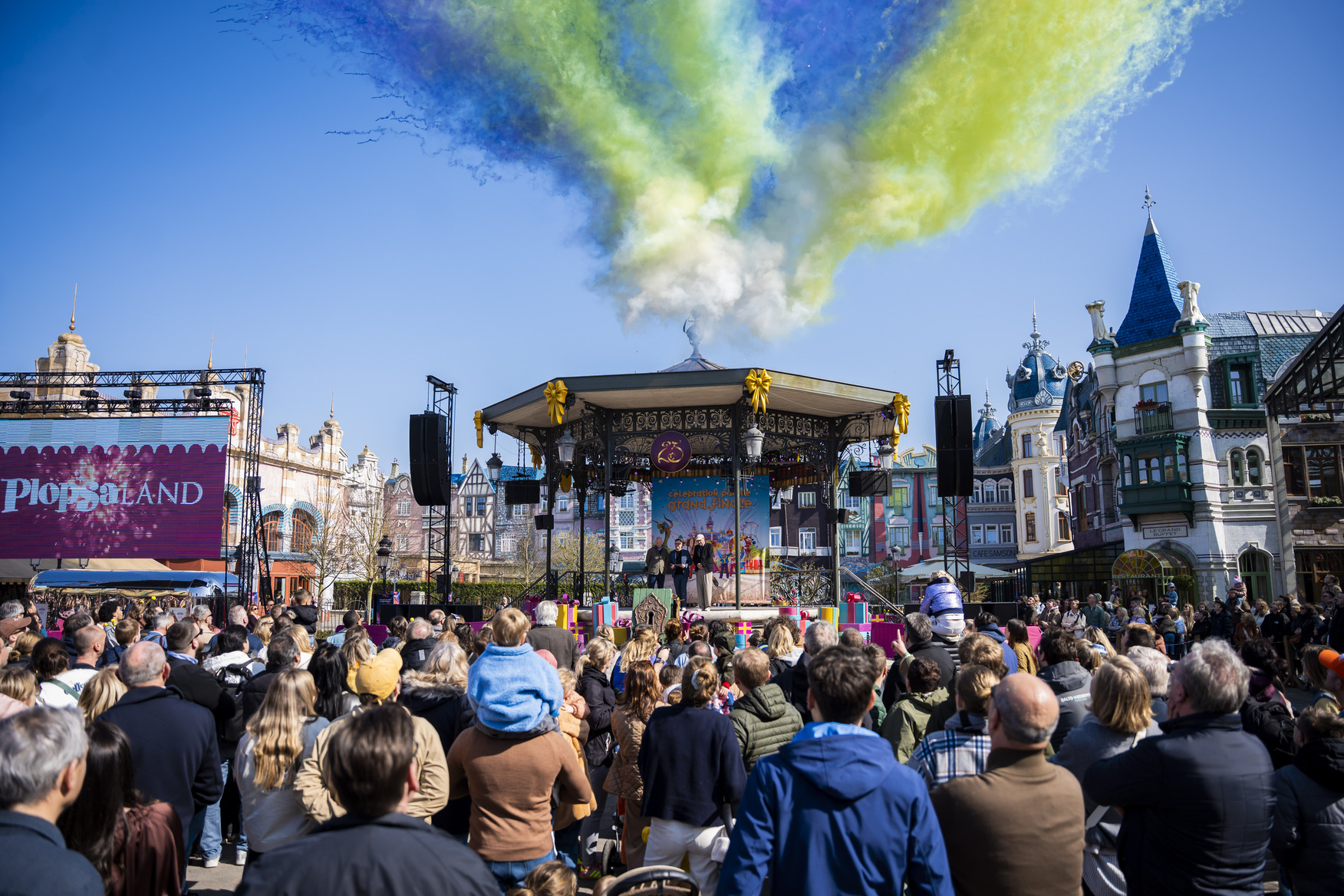 ingang van Plopsaland tijdens de Grand Opening met gezinnen en Studio 100 figuren