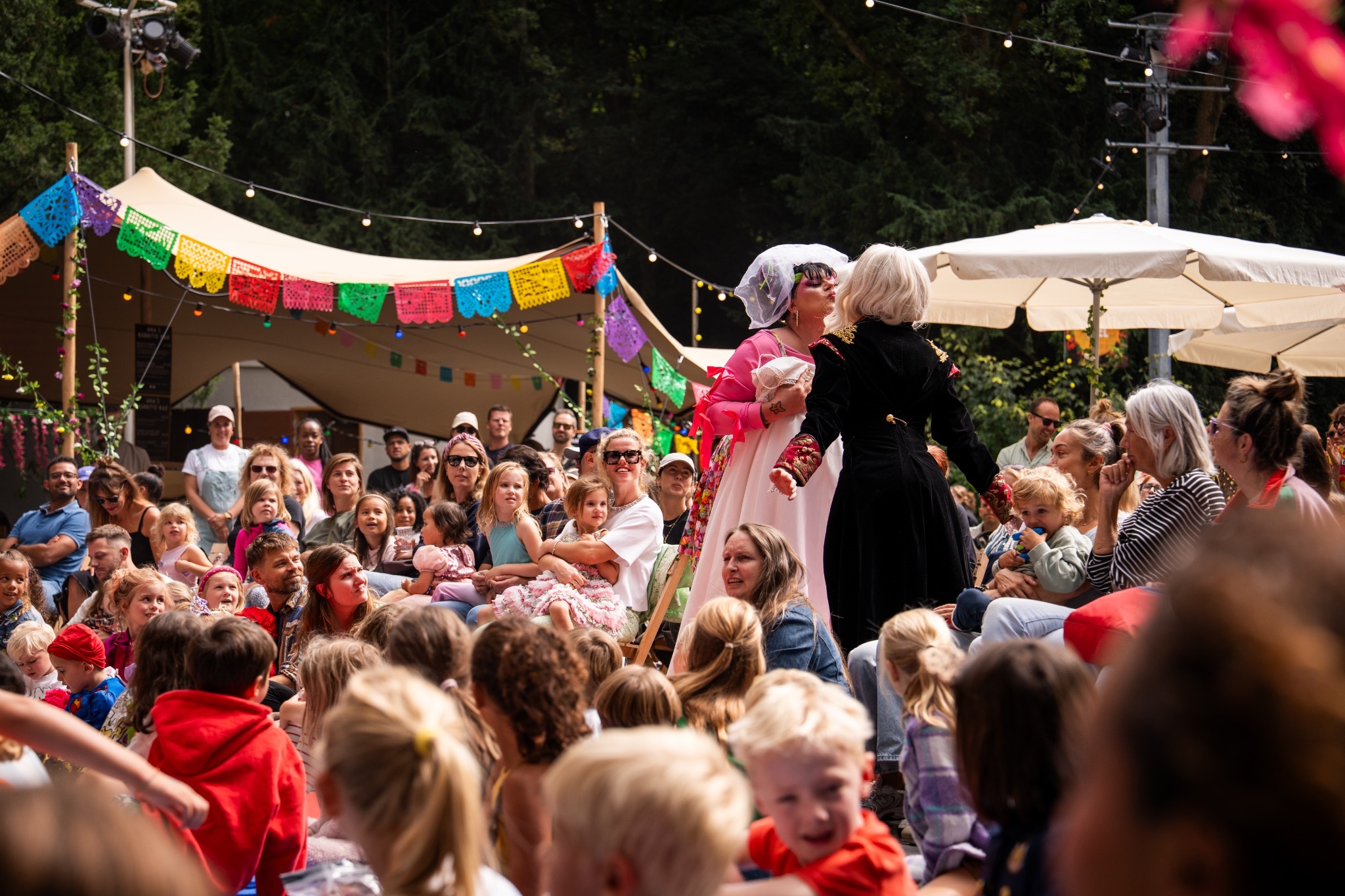 Openluchttheater in het Amsterdamse Bos tijdens een zomerse voorstelling