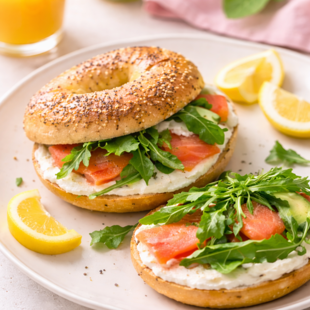 Bagels met zalm, avocado en rucola (AI)