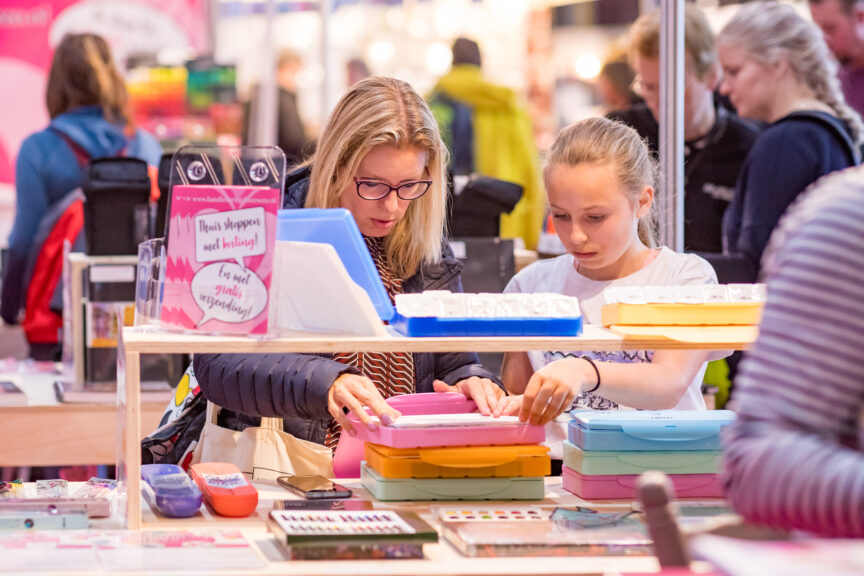 kinderen en ouders knutselen tijdens KreaDoe Lentefestival in Utrecht