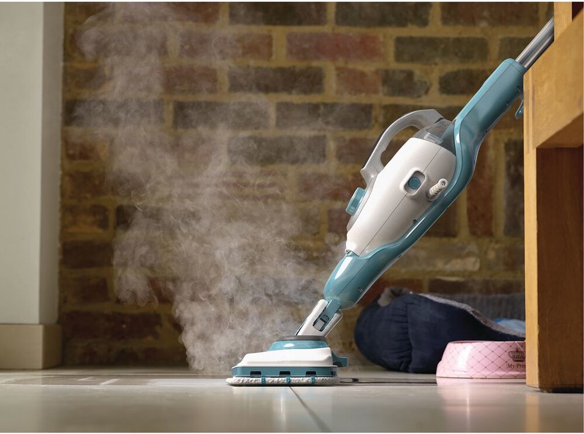 BLACK+DECKER steam mop met SteaMitt in gebruik