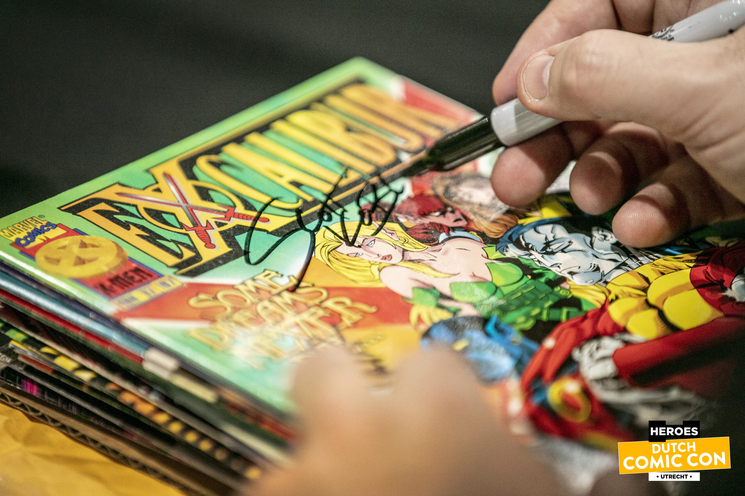 Comic artist live aan het tekenen tijdens een comic con
