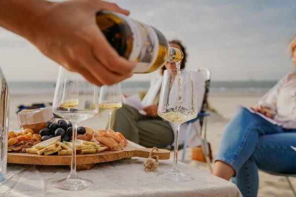 Kustlandschap in West Zeeuws-Vlaanderen met duinen, strand en ontspannen vakantiesfeer