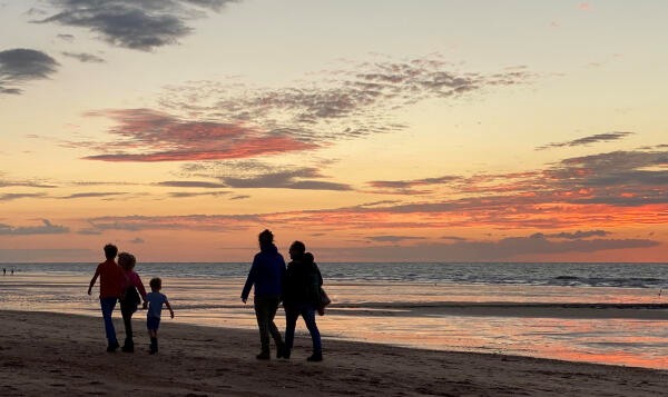 Gezin op het strand in West Zeeuws Vlaanderen tijdens de meivakantie