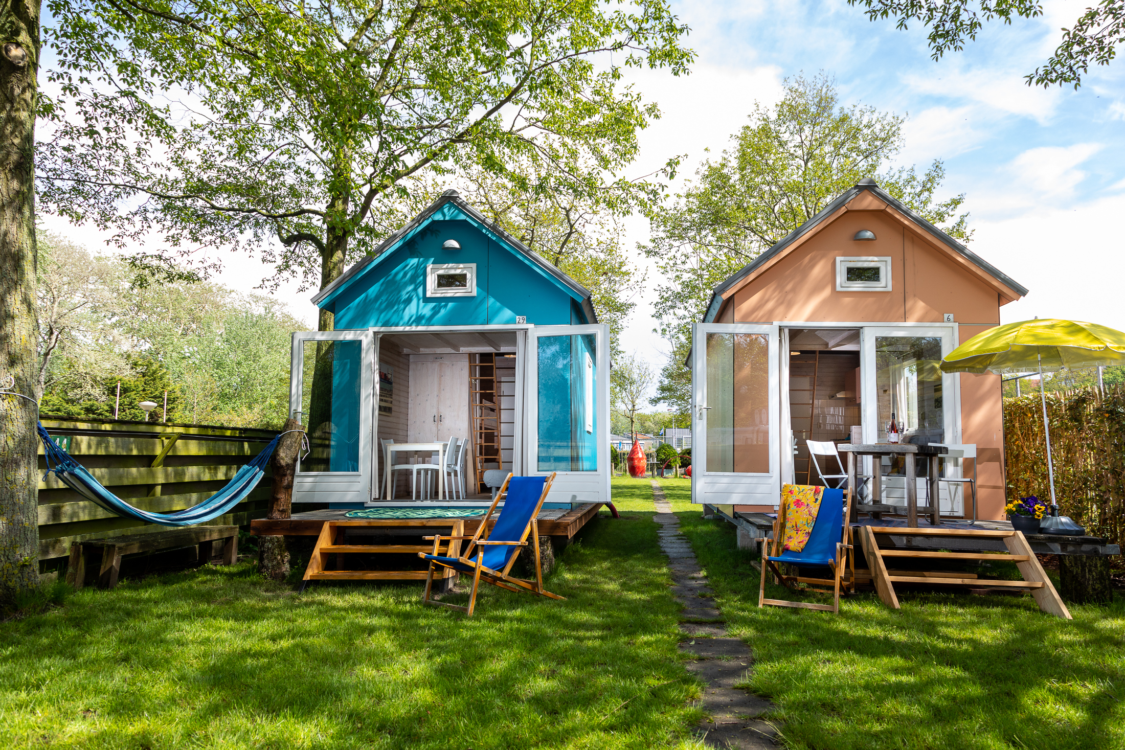 Luxe glampingtent in de natuur met gezin tijdens vakantie