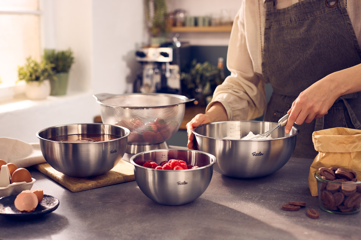 Moderne keuken met Fissler Essential Collection pannen, messen en RVS mengkommen