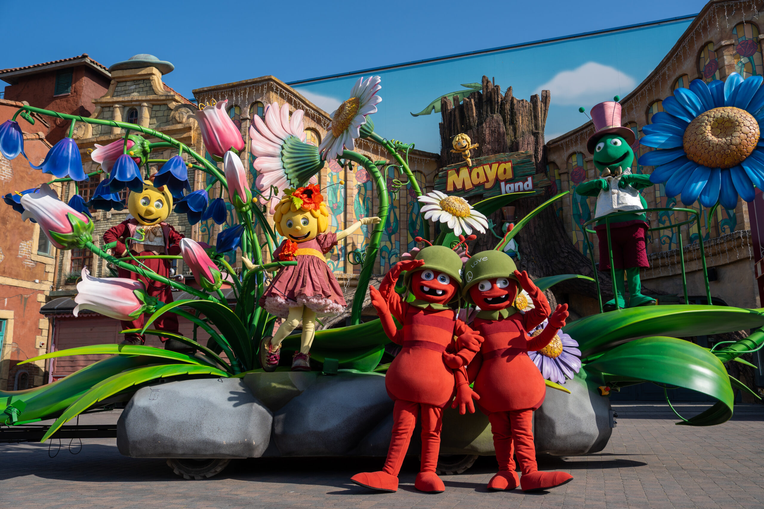 Arnie en Barney uit Maya de Bij tijdens een meet en greet in Plopsaland