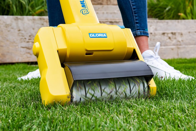 Gloria MultiBrush voor het schoonmaken van tegels en voegen in de tuin
