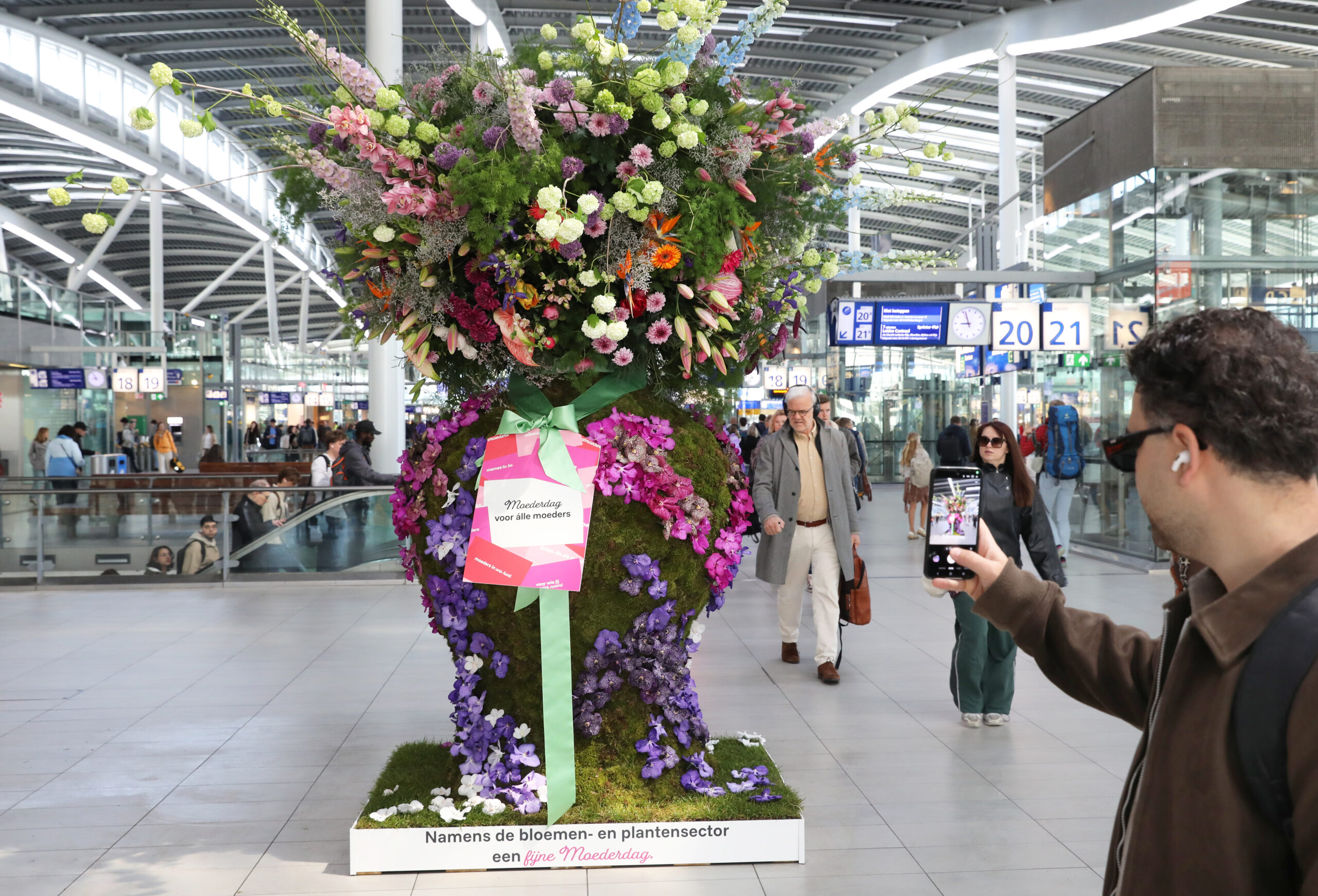 groot Moederdagboeket op Utrecht Centraal tussen reizigers