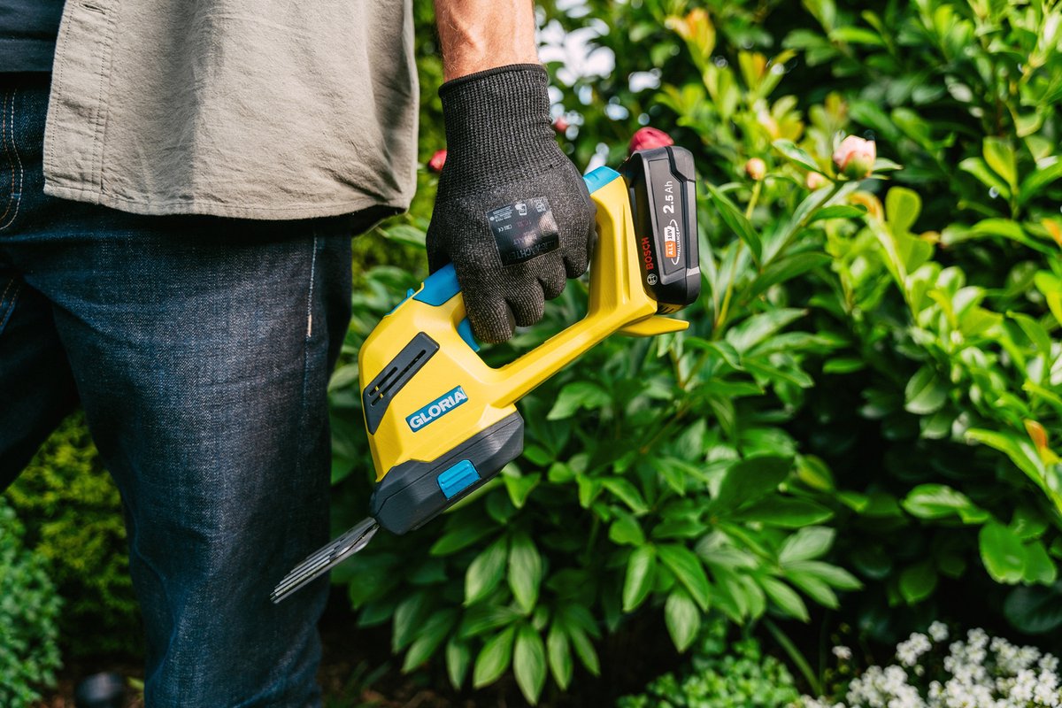 Compacte FineCut 18V compact van Gloria voor het bijwerken van gazonranden en struiken in een zomerklare tuin