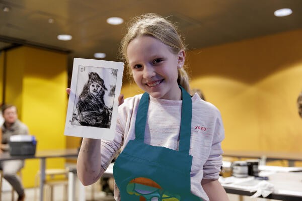Kinderen maken een tekening tijdens de zomervakantie in Museum Rembrandthuis
