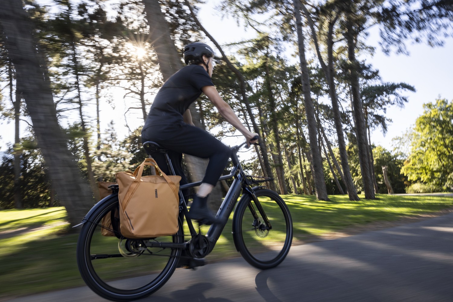 Stadsfiets met moderne fietstas voor dagelijks gebruik onderweg naar school of werk
