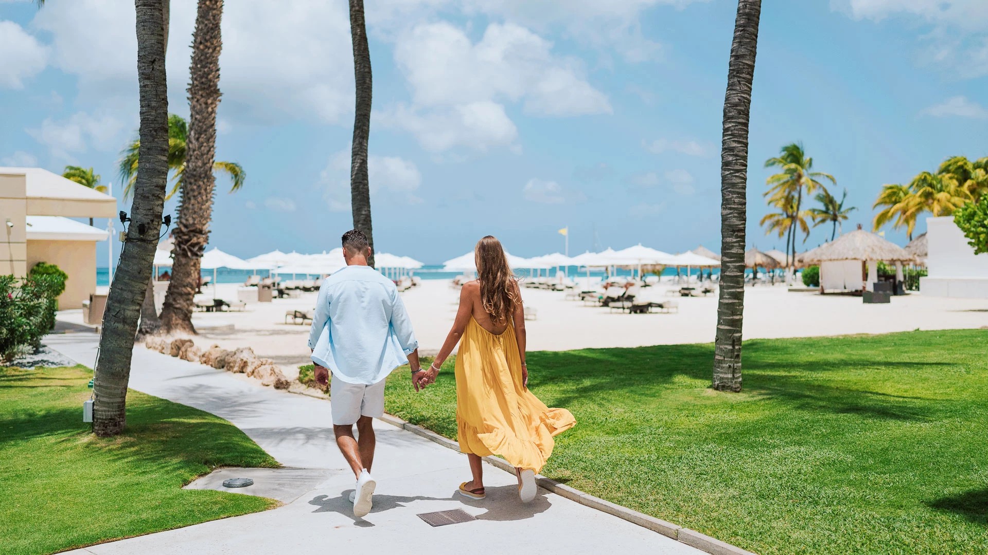 Gezin geniet tijdens een nazomervakantie in september aan de kust