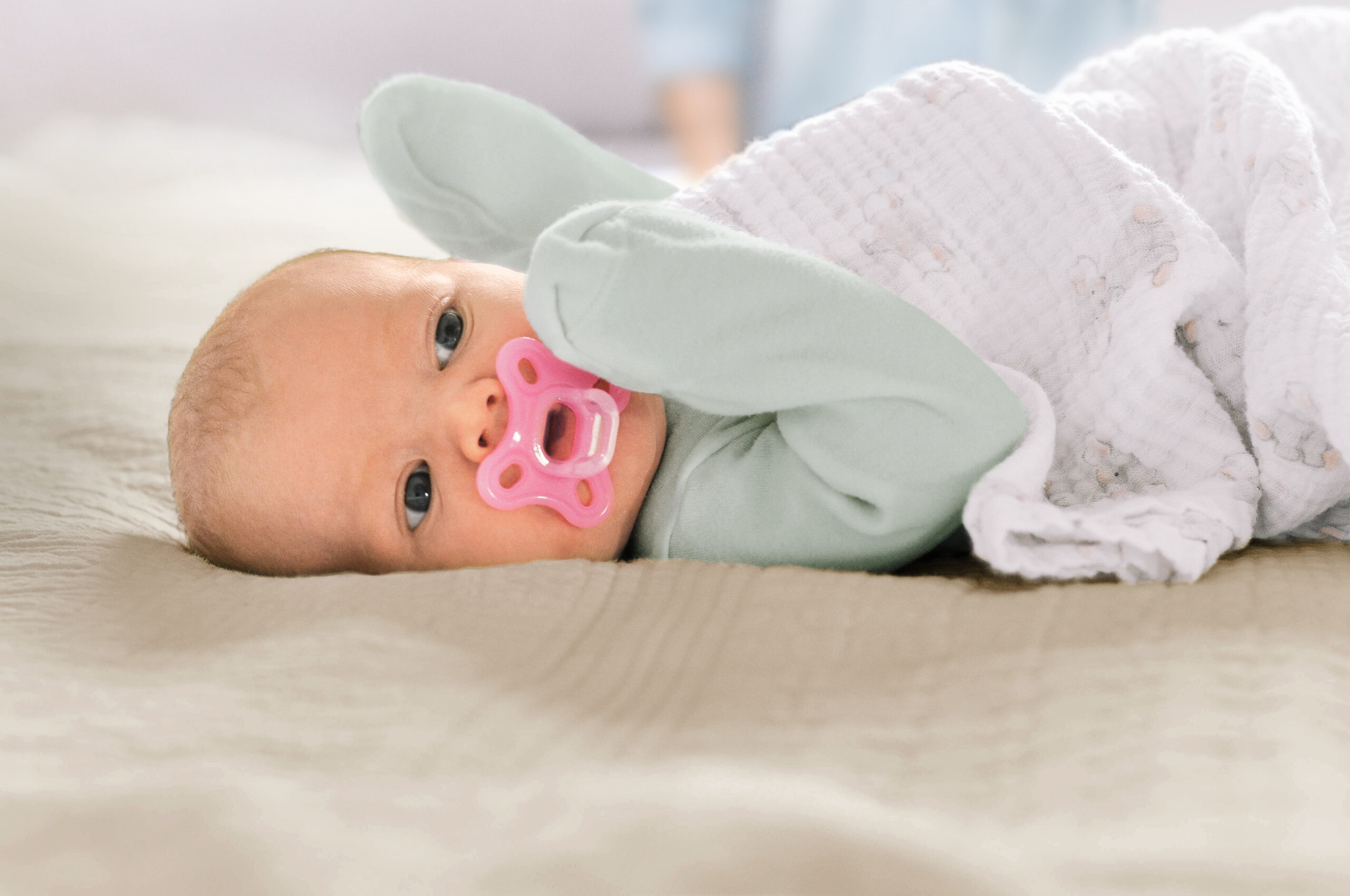 Baby met een fopspeen tijdens een rustig moment