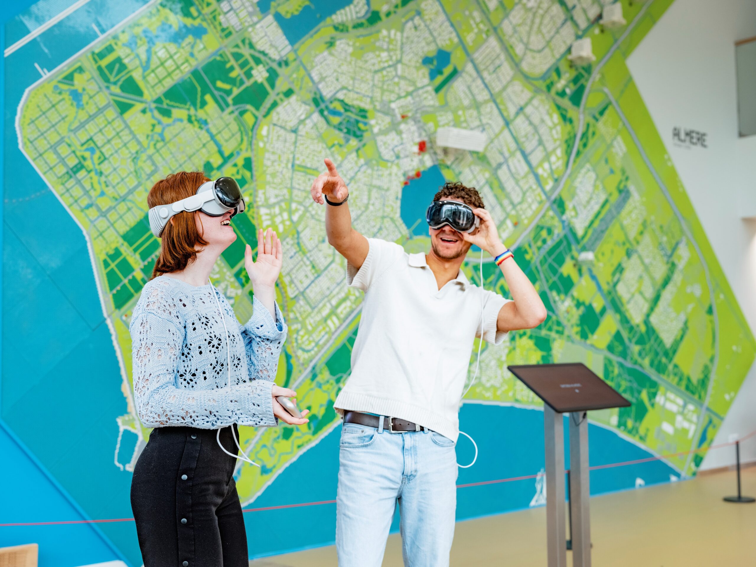 Bezoeker probeert de Apple Vision Pro in de VVV Almere Citystore