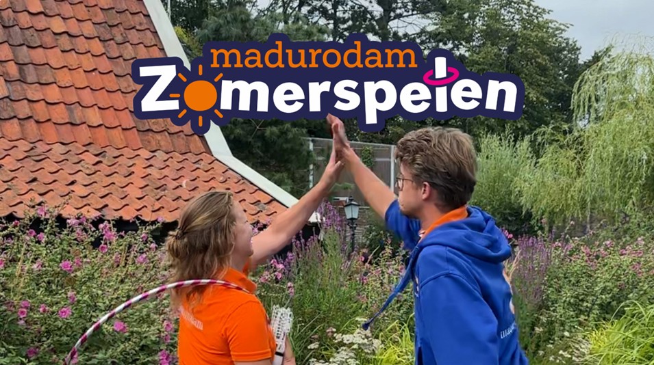 Kinderen spelen met water tijdens een zomers bezoek aan Madurodam