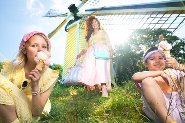 Gezinnen genieten van de Zomeravonden in het Nederlands Openluchtmuseum