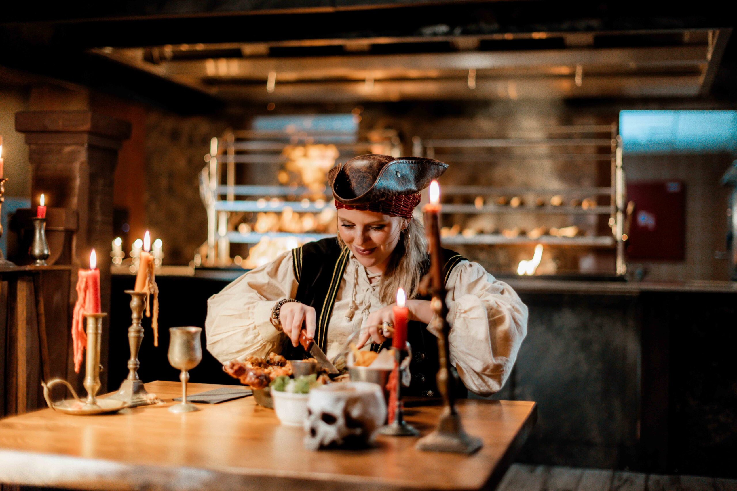 Piratengrill in Plopsaland Belgium met piratenthema en centrale open grill