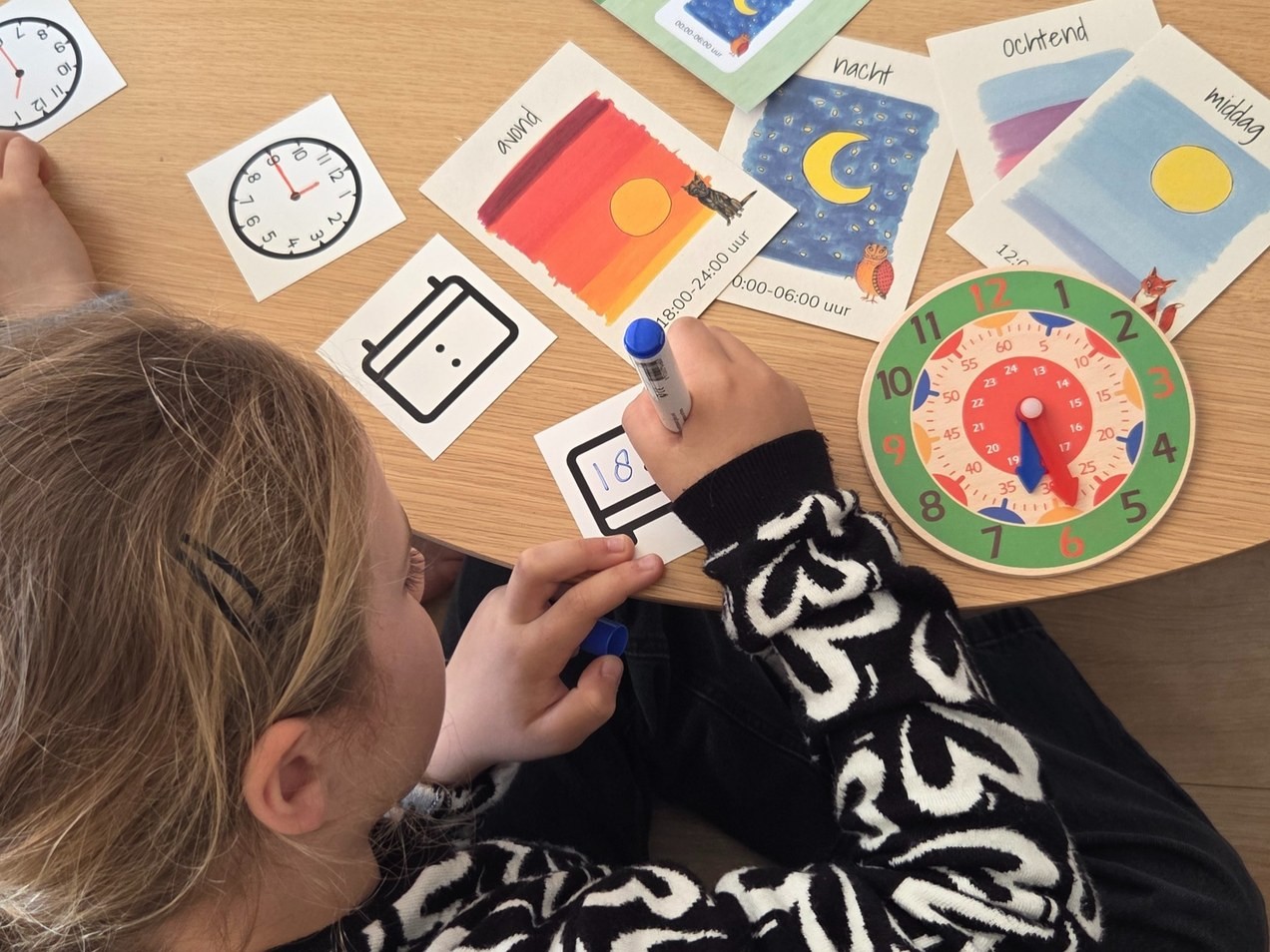 Tutti Box met spelmateriaal om thuis spelenderwijs taal en rekenen te oefenen