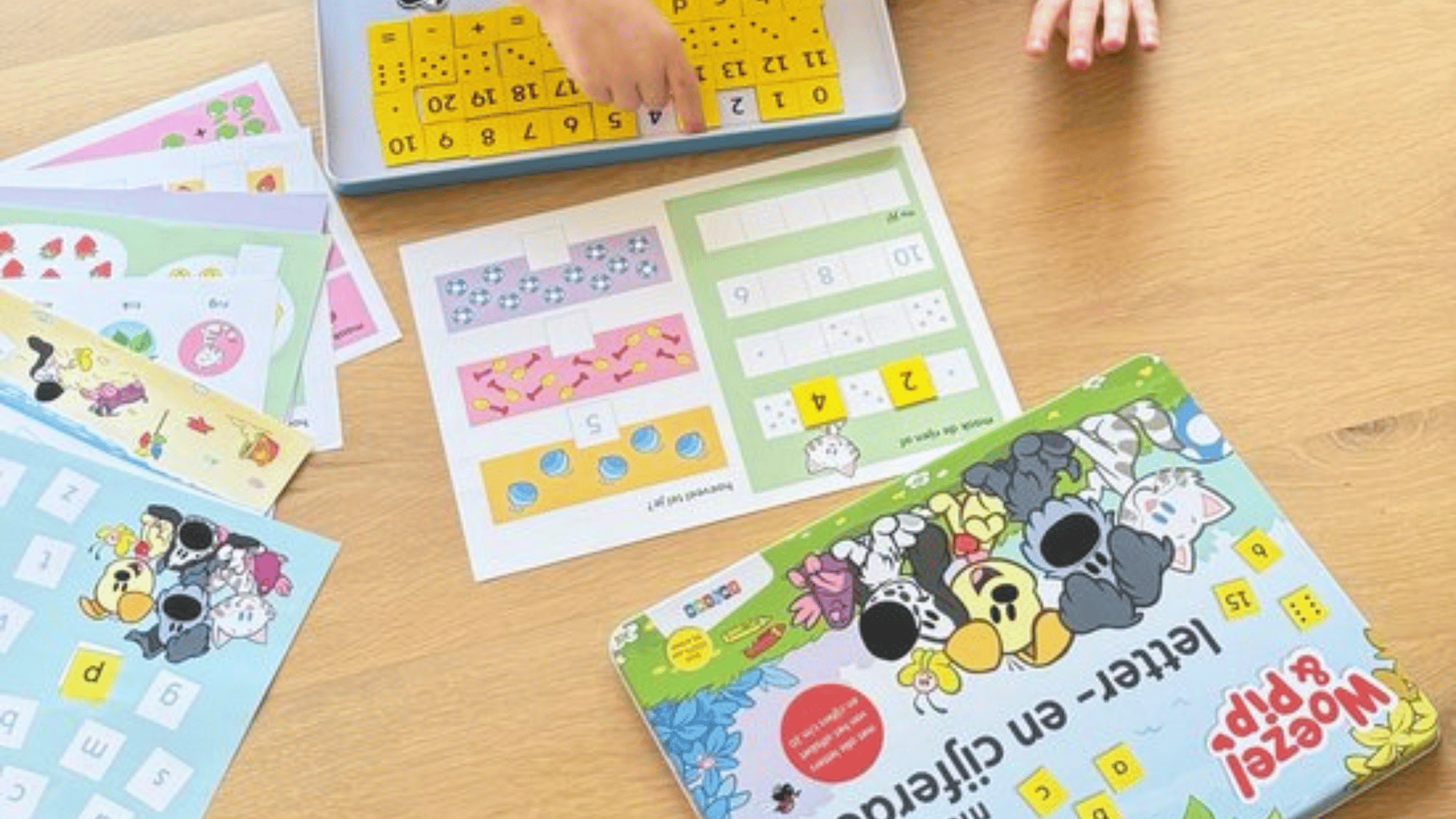 Woezel & Pip magnetische letter- en cijferdoos met letters, cijfers en figuren