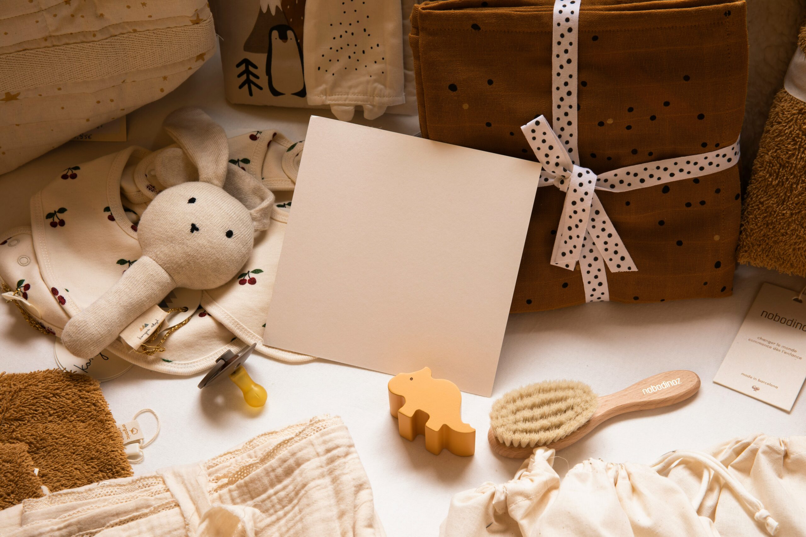 Cadeaupapier en knuffel als inspiratie voor een kraamcadeau voor een pasgeboren baby