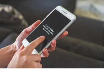 Smartphone als symbool voor privacy en vertrouwen binnen een relatie