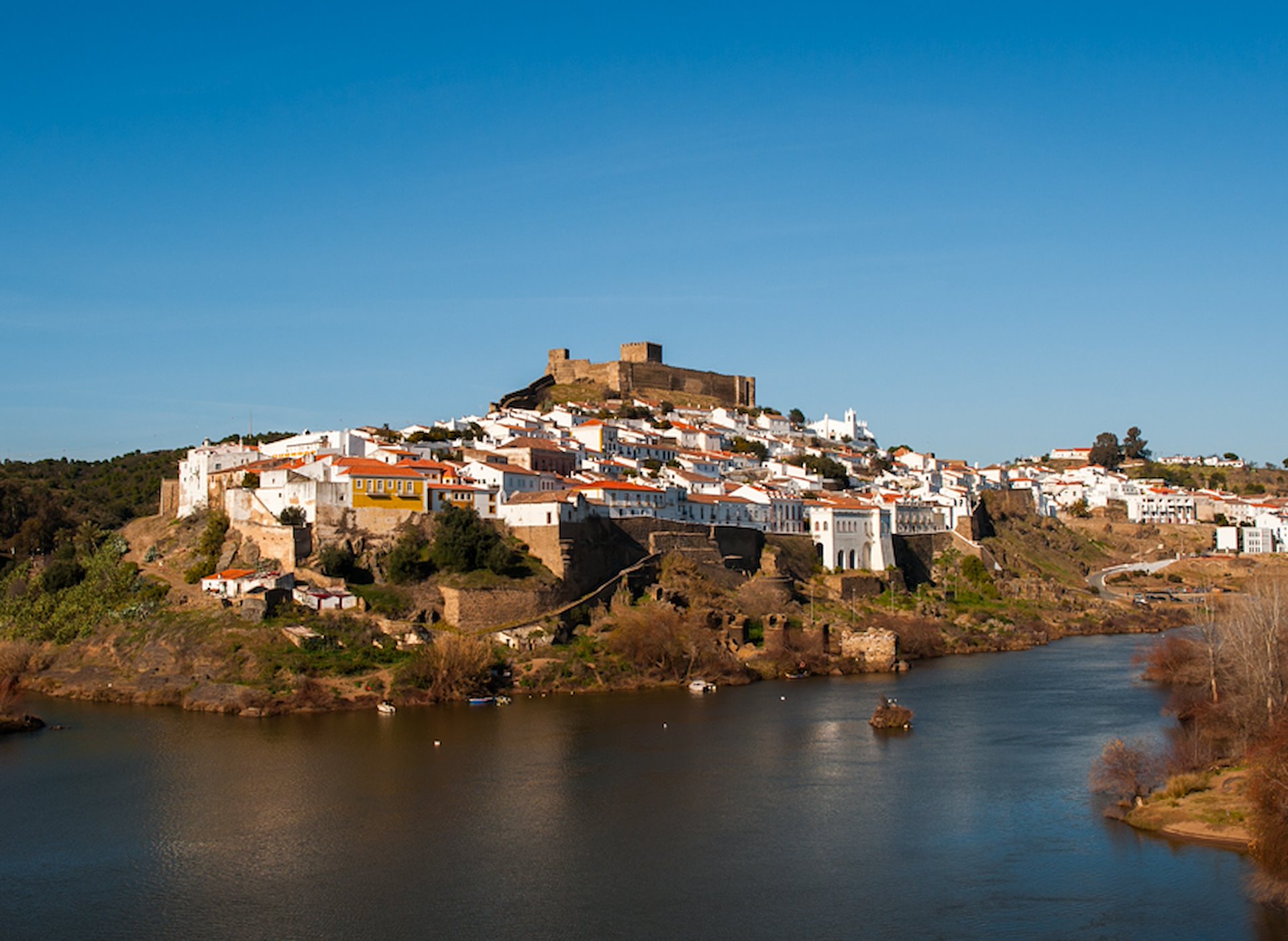 Landschap aan het water tijdens een roadtrip door Alentejo in Portugal