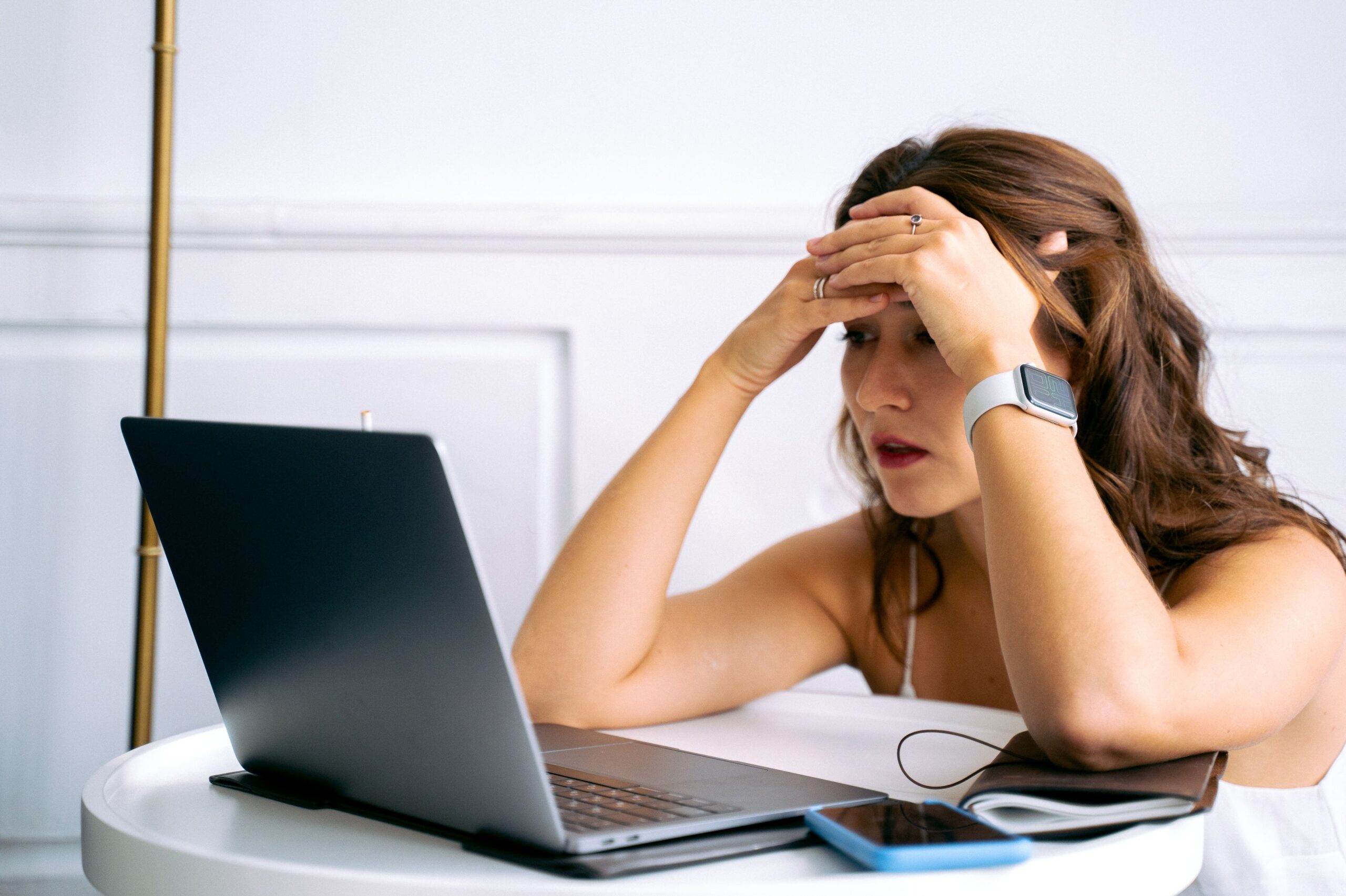 Vrouw neemt een rustig moment na een drukke dag om stress te verminderen